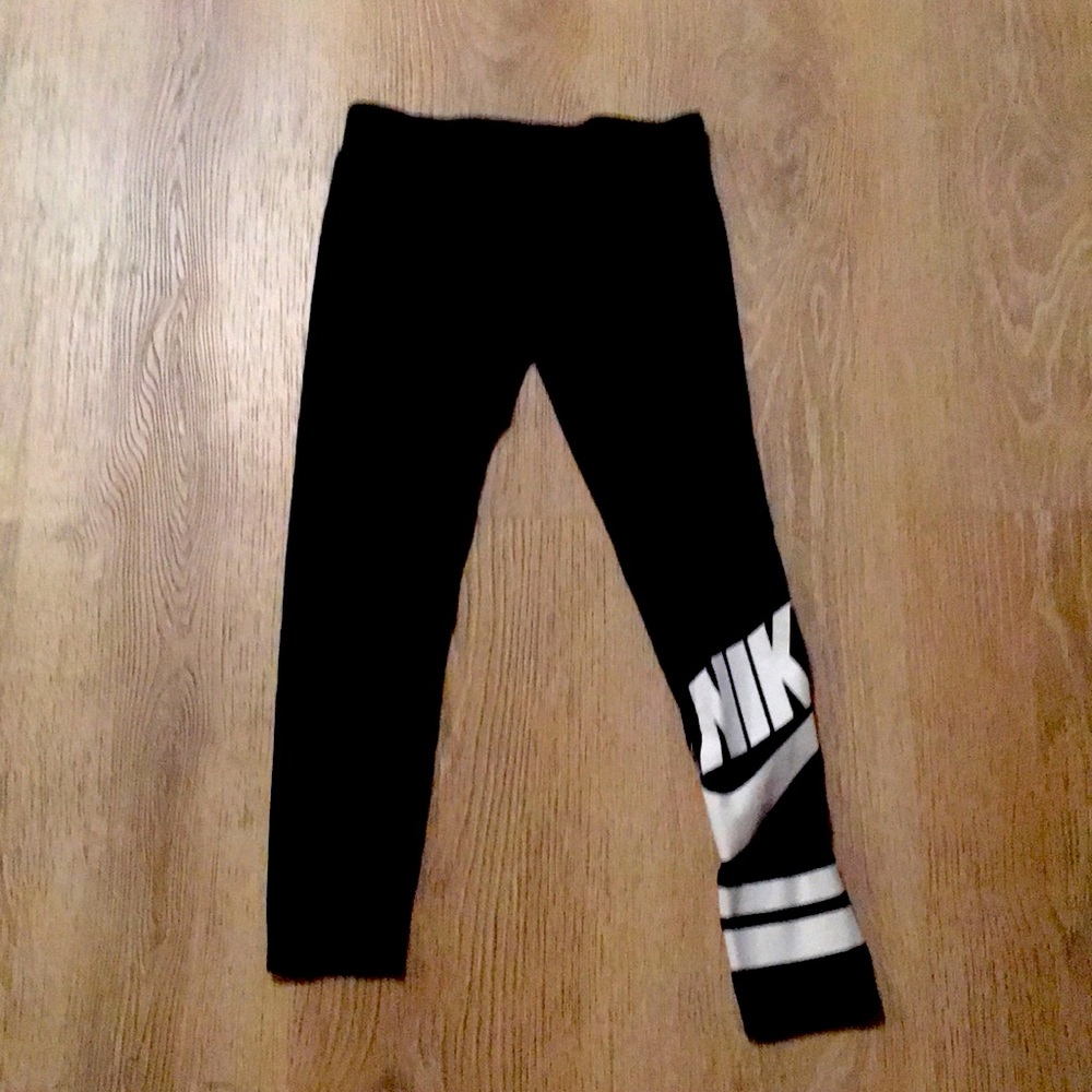 black nike leggings.